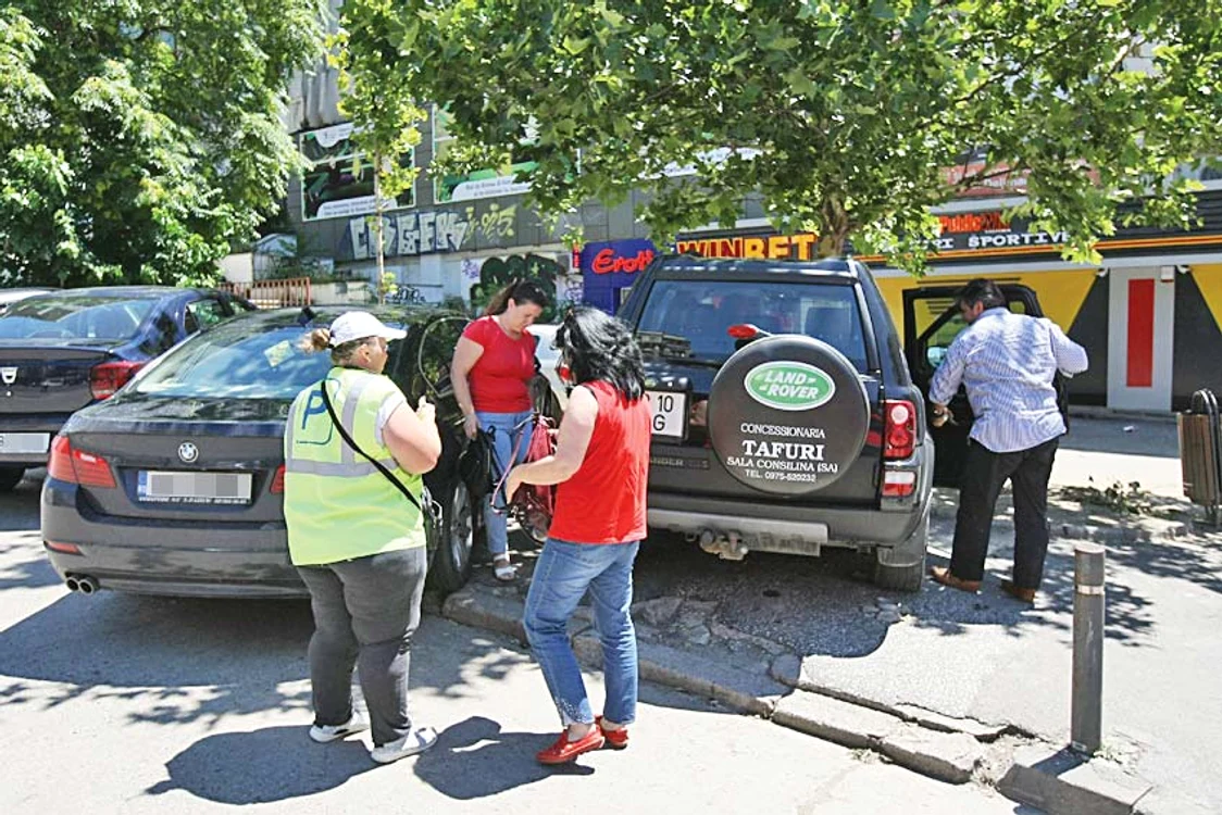 Şoferii parchează pe  trotuare, dar tot trebuie să  plătească taxa piperată