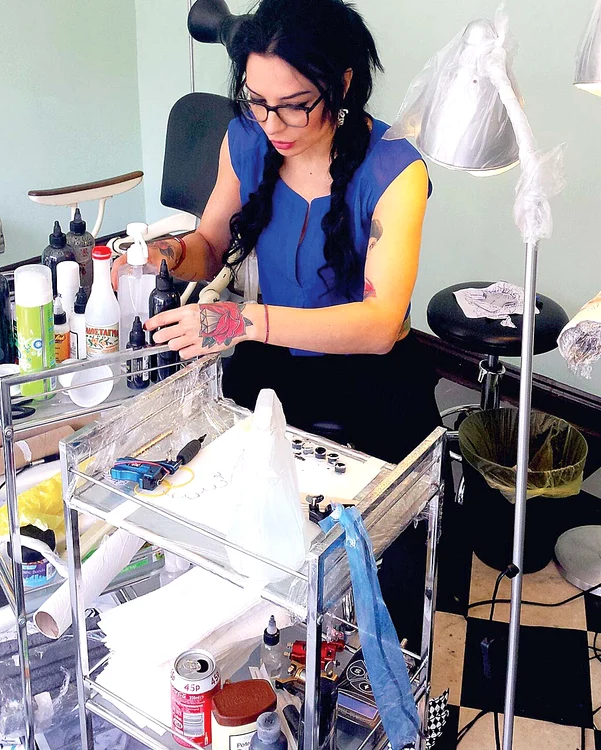 DJ Wanda s-a specializat în tatuaje în Los Angeles, la salonul celebrei Kat Von D (Foto: arhivă personală)