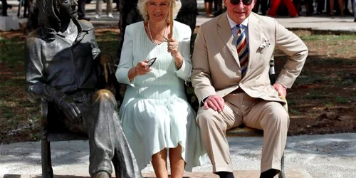 Prinţul Charles şi Camila ducesa de la Cornwall stau lângă statuia lui John Lennon în timpul vizitei lor în Cuba FOTO EPA EFE Ernesto Mastrascusa