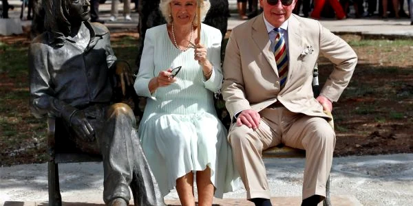 Prinţul Charles şi Camila ducesa de la Cornwall stau lângă statuia lui John Lennon în timpul vizitei lor în Cuba FOTO EPA EFE Ernesto Mastrascusa