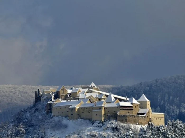 Cetatea Rasnov, în opul castelelor de gheaţă ale lumii Foto: cntraveler. com