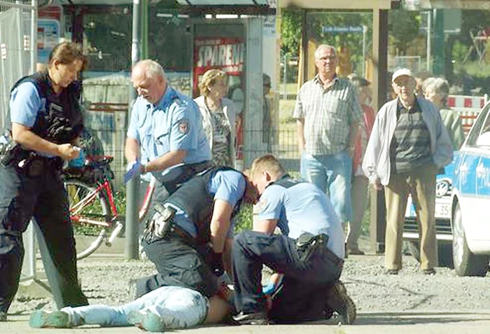 
    Românul a fost imobilizat de poliţişti  