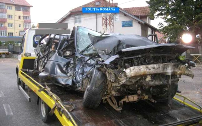 În urma accidentului, maşina în care se aflau tinerii s-a transformat într-un morman de fiare. Foto IPJ Vâlcea