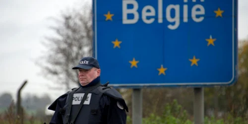 Un politist belgian la granita dintre Belgia si Franta FOTO AFP