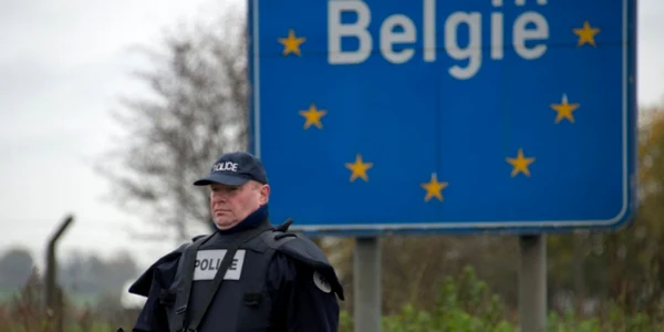 Un politist belgian la granita dintre Belgia si Franta FOTO AFP