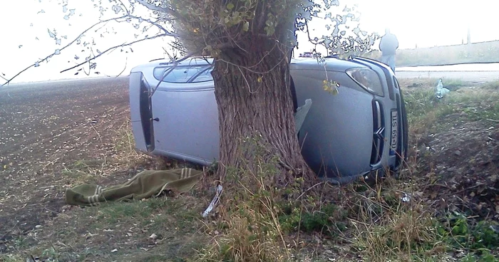 Maşina s-a lovit cu putere de un copac Foto:ISU Călăraşi