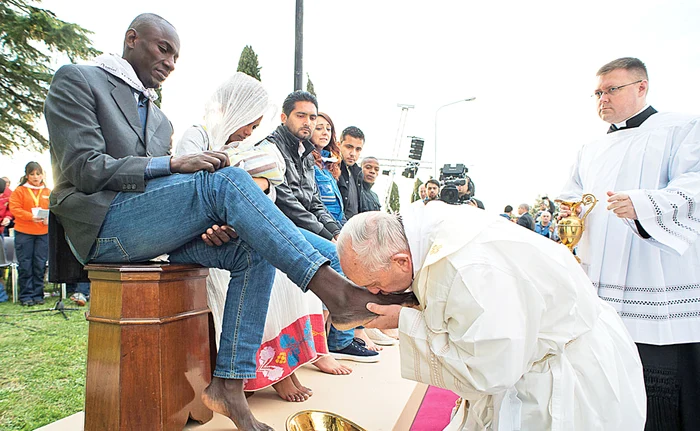 
    Apoi, au salutat  mulţimea  din papa-mobilFoto: AP/Mediafax  
