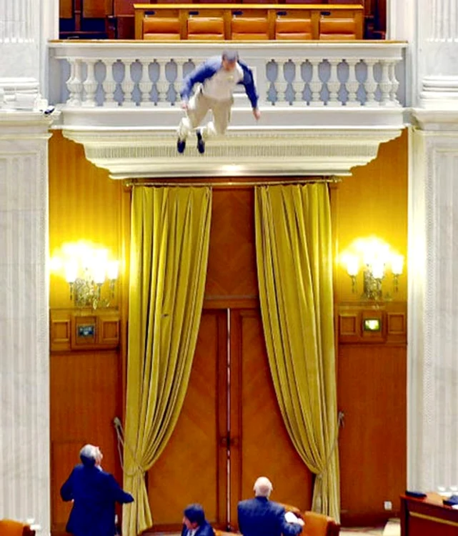 Revoluționarul a vrut să copieze gestul făcut de Adrian Sobaru în decembrie 2010, când s-a aruncat de la balconul Parlamentului