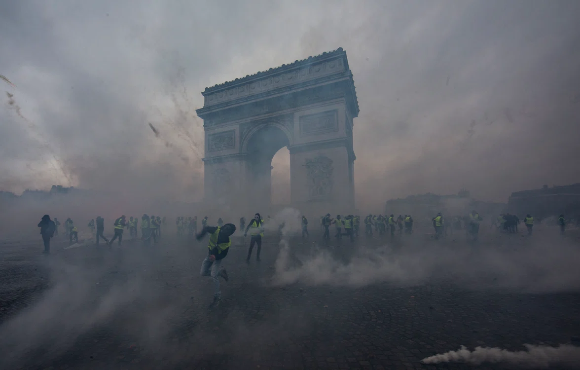 
    Arcul de Triumf a fost vandalizat de protestatari pe 2 decembriefoto: Getty  