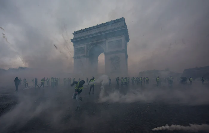 Arcul de Triumf a fost vandalizat de protestatari pe 2 decembriefoto: Getty