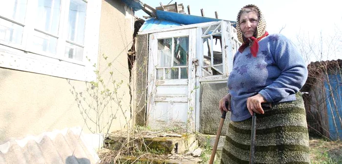 Lidia Fostic ne arată casa băiatului ei distrusă de inundaţii. FOTO Dumitru Goncear