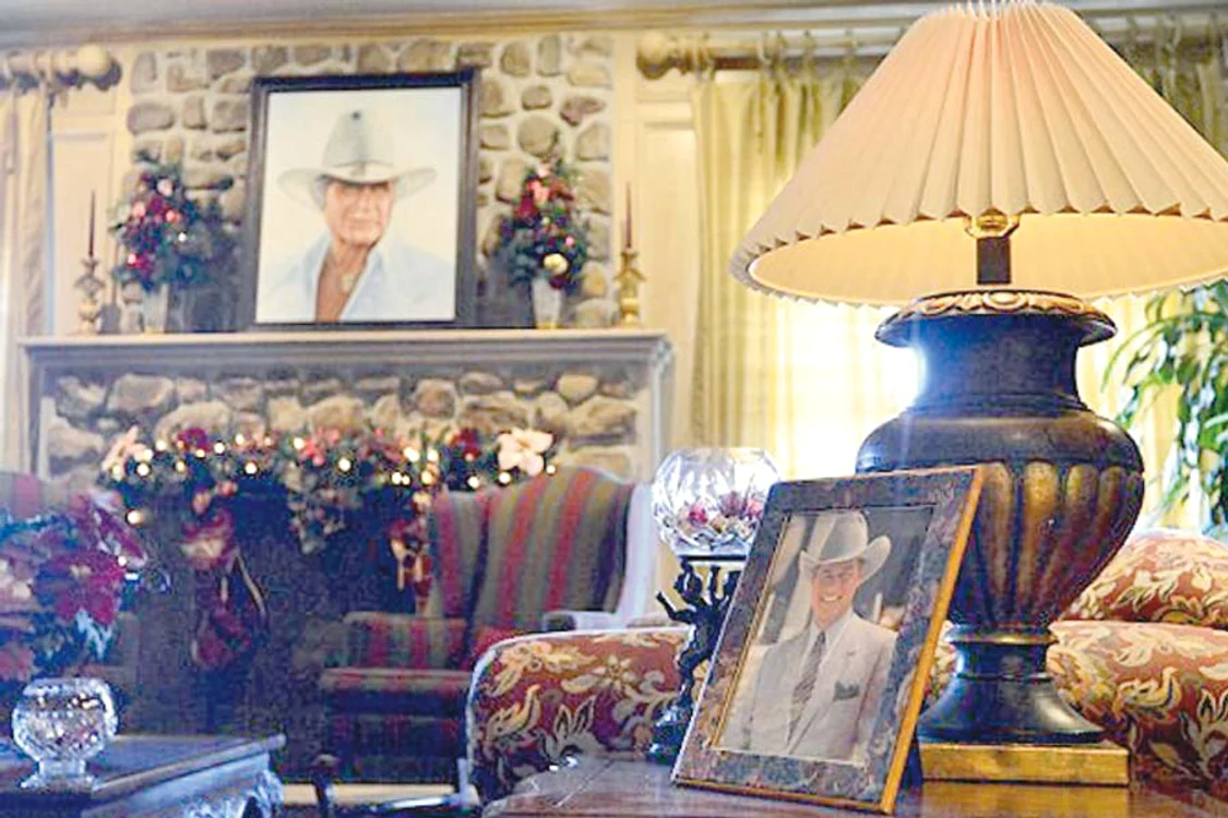 Larry Hagman, în urmă cu  două săptămâni la lansarea  ultimei ecranizări “Dallas”( Fotografii: Reuters/afp/Wireimages)