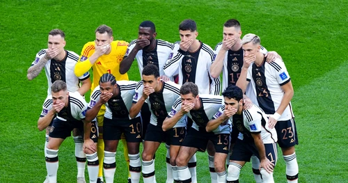 Fotbaliștii germani au protestat față de FIFA la meciul cu Japonia. Foto Profimedia