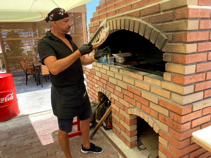 Gabriel Enache, misiune de plăcere la grătar FOTO A.I. 