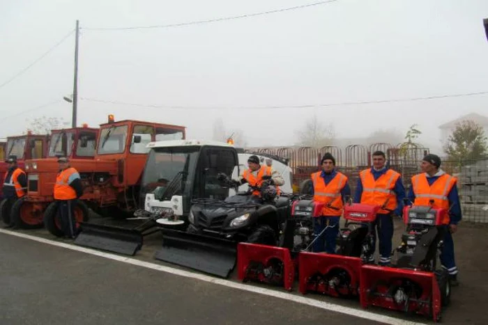 Directorul Directiei de Salubritate, Dan Badea, face şi în acest an apel la locatari şi la proprietarii de firme să îndepărteze zăpada din faţa clădirilor, pentru a ajuta munca autorităţilor