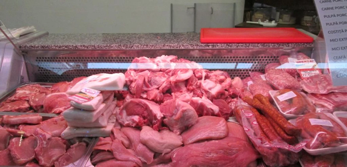 Carnea de porc şi preparatele au umplut rafturile