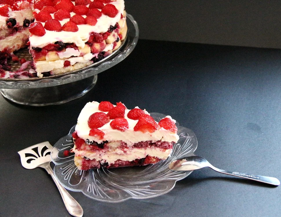
    Tort de fructe cu mascarpone, frişcă şi pişcoturi de şampanie  