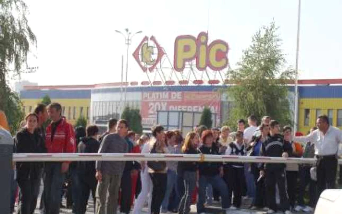 Piteşti: Angajaţii de la Pic au ieşit în stradă