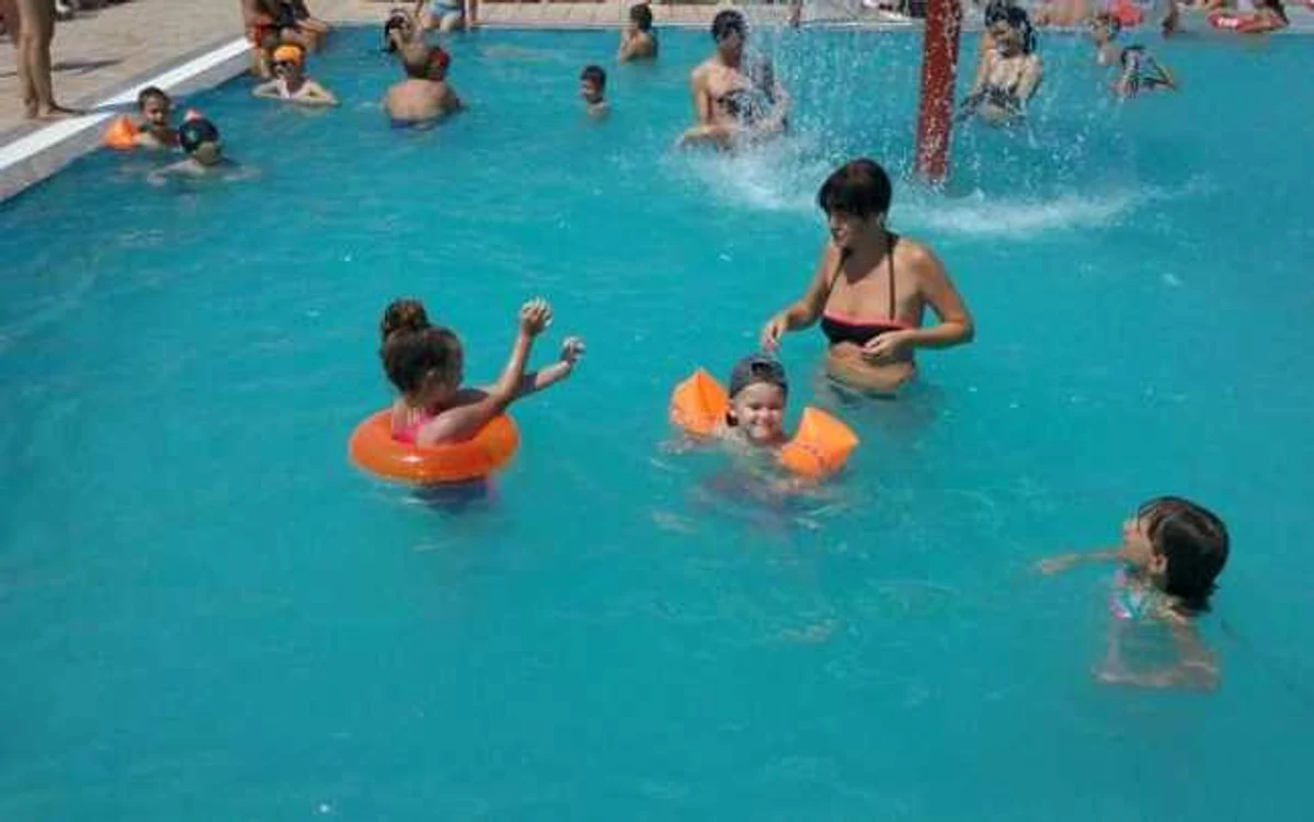 Locuitorii oraşului au venit încă de la primele ore ale dimineţii la piscină