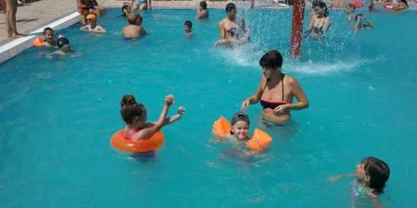 Locuitorii oraşului au venit încă d ela primele ore ale dimineţii la piscină