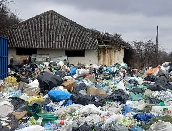 Curtea fostului CAP, invadată de gunoaie. SURSA Garda de Mediu