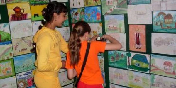Râmnicu Vâlcea: Desene, picturi şi machete de case, la „Satul copilăriei”