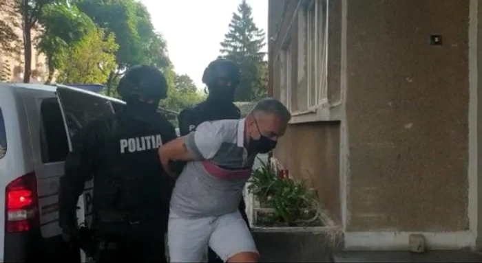 Spărgătorii de case a fost aduși de mascați la audieri, unul câte unul