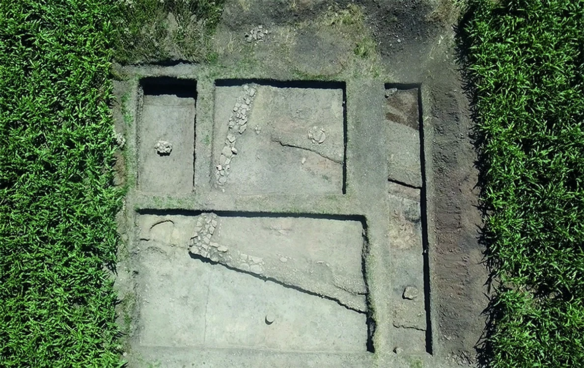 Vedere de ansamblu, realizată cu ajutorul dronei, asupra săpăturilor în desfășurare la edificiul I