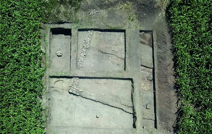 Vedere de ansamblu, realizată cu ajutorul dronei, asupra săpăturilor în desfășurare la edificiul I