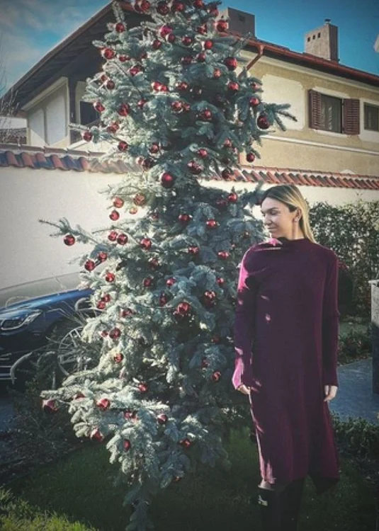 Simona Halep a pozat în mai multe ipostaze în fața bradului din curtea vilei din București