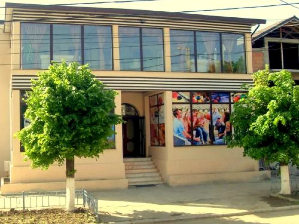 Fostul cinematograf a fost transformat în sala de bowling FOTO Arhivă Adevărul