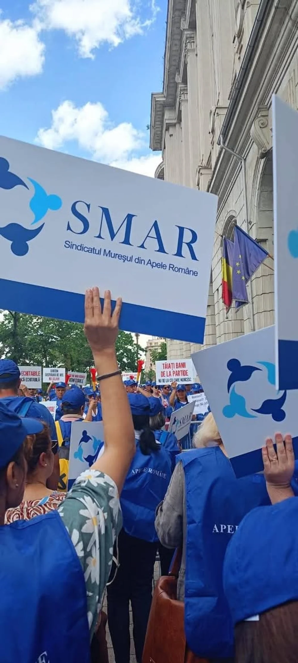 Sute de angajați ai Apelor Române protestează în Capitală: „Nu putem apăra digurile pe salariul minim”