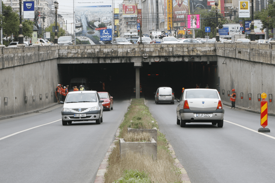 Vehiculele cu masă mai mare de 3,5 tone nu vor mai circula prin Piaţa Unirii