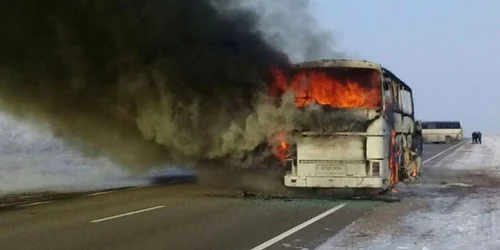 Autocar in flacari pe un drum din Kazahstan FOTO Captura Youtube