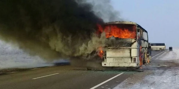 Autocar in flacari pe un drum din Kazahstan FOTO Captura Youtube