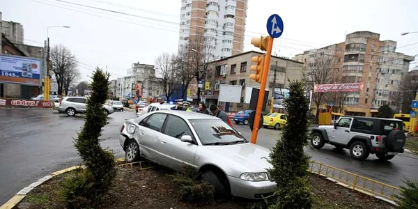 În intersecţia de la Capitol se produc constant accidente în dreptul scuarului 