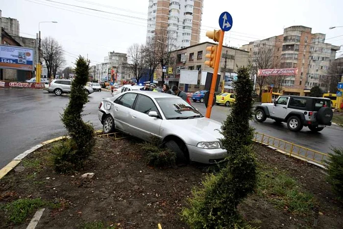 În intersecţia de la Capitol se produc constant accidente în dreptul scuarului