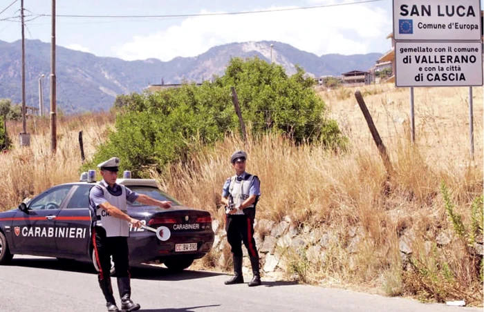 Control al carabinierilor la intrarea in San Luca,  în august 2007; această localitate de 4.000 de locuitori,  din munţii Aspromonte,  e patria ’Ndrangheta,  cea mai puternică mafie din Italia zilelor noastre