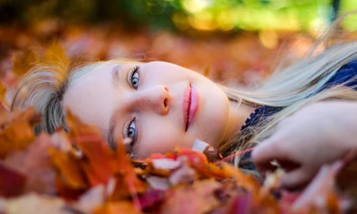 1 femeiecarezambesteprintrefrunzedetoamna jpg jpeg