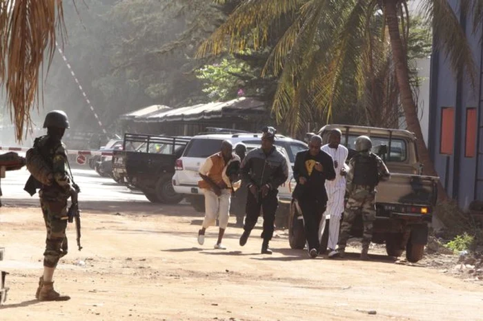 Persoane evacuate în jurul hotelului Harouna Traore / AP