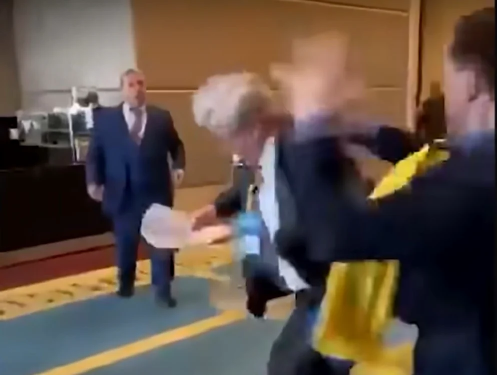 Cei doi s-au luat la bătaie pe holul clădirii unde aveau loc discuțile ONU  FOTO captură video