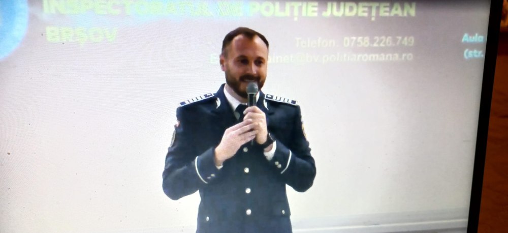 Lecția de luptă împotriva consumului de droguri predată tinerilor de un polițist brașovean