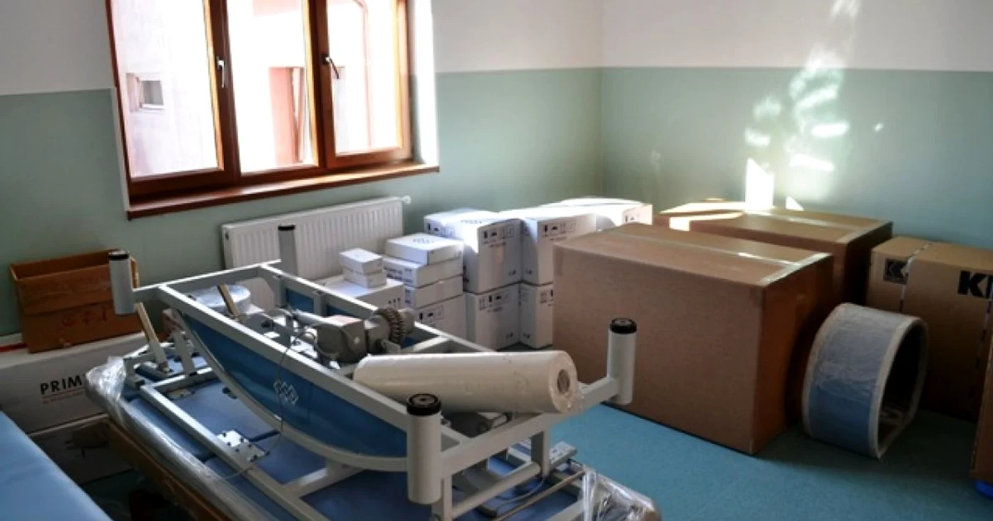 Aparatura medicală stă în cutii  FOTO: Primăria Panciu