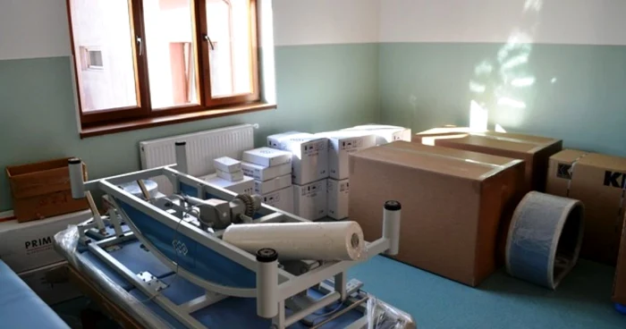 Aparatura medicală stă în cutii FOTO: Primăria Panciu