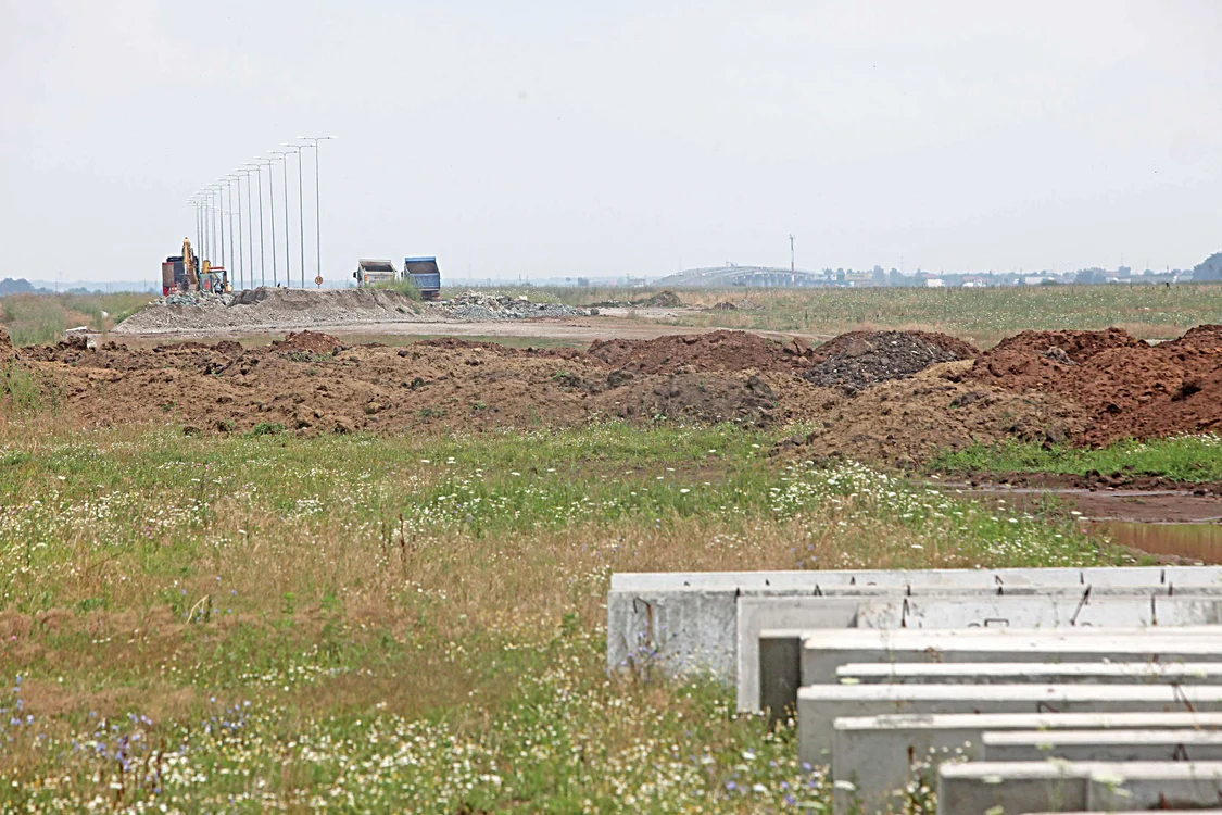 Autostrada se termină în mijlocul câmpuluiFotografii: Sever Gheorghe