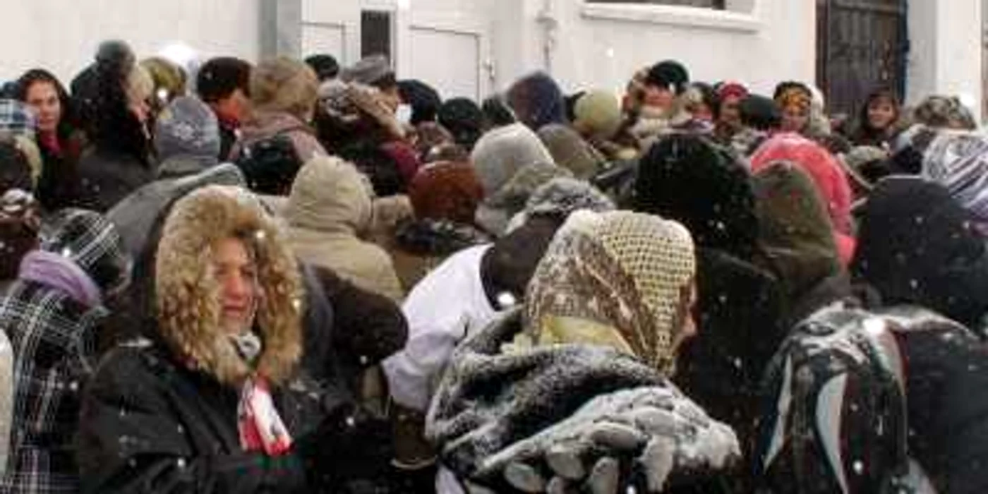 500 de botoşăneni s-au bătut pe 300 de locuri de muncă la cules căpşuni în Spania 