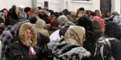 500 de botoşăneni s-au bătut pe 300 de locuri de muncă la cules căpşuni în Spania 