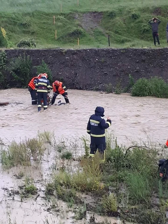 Pompierii au fost anunţaţi, printr-un apel la 112, despre faptul o persoană a fost luată de viitură în localitatea Almaş din comuna Gârcina Foto: ISU Neamţ