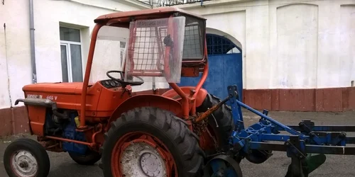 Tractoarele de la Colegiul Agricol sunt vechi de peste patru decenii