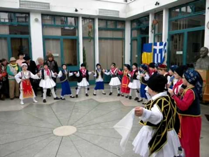 Elevii celor două școli au prezentat un program de dansuri tradiționale din Grecia